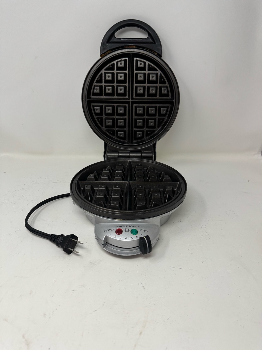 Villaware Round Belgian Waffle Maker - Black & Silver model 2002 preowned